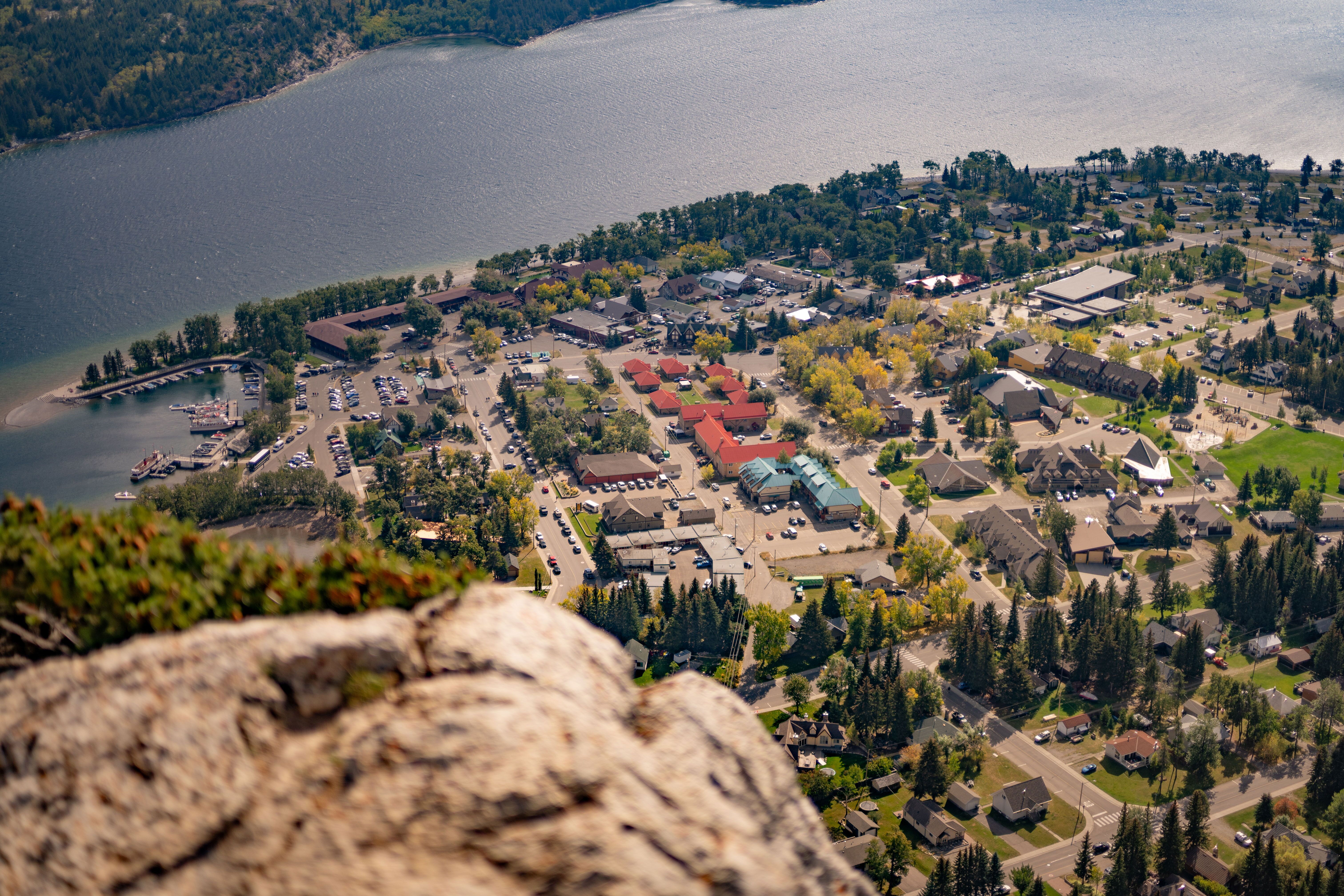 Blick vom Aussichtspunkt Bear's Hump auf die Ortschaft Waterton Park am Ufer des Upper Waterton Lake im Waterton Lakes Nationalpark Blick vom Aussichtspunkt Bear's Hump auf die Ortschaft Waterton Park am Ufer des Upper Waterton Lake im Waterton Lakes Nationalpark