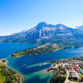 See und Berge bei Waterton im Waterton Lakes National Park, Alberta