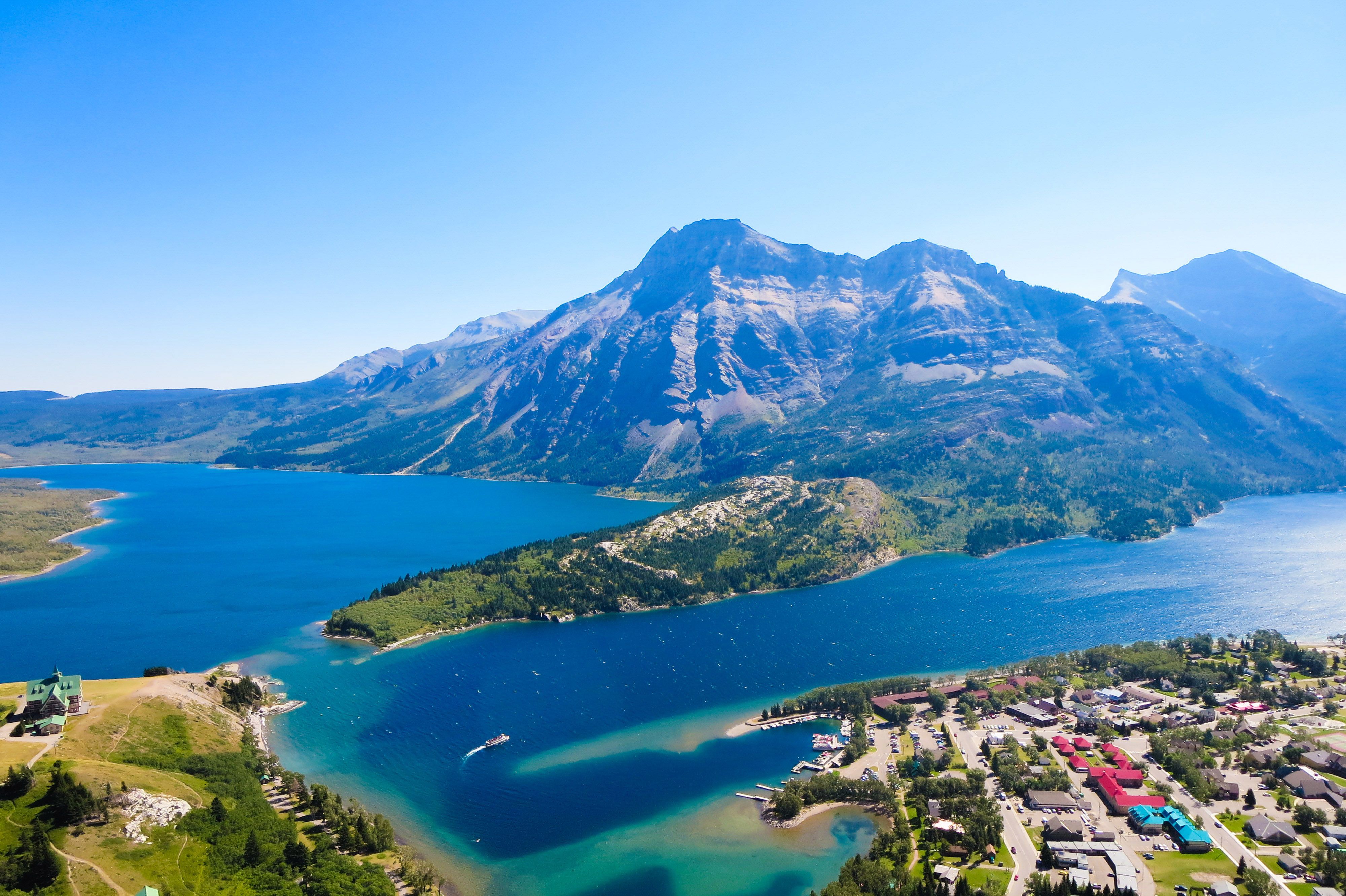 See und Berge bei Waterton im Waterton Lakes National Park, Alberta