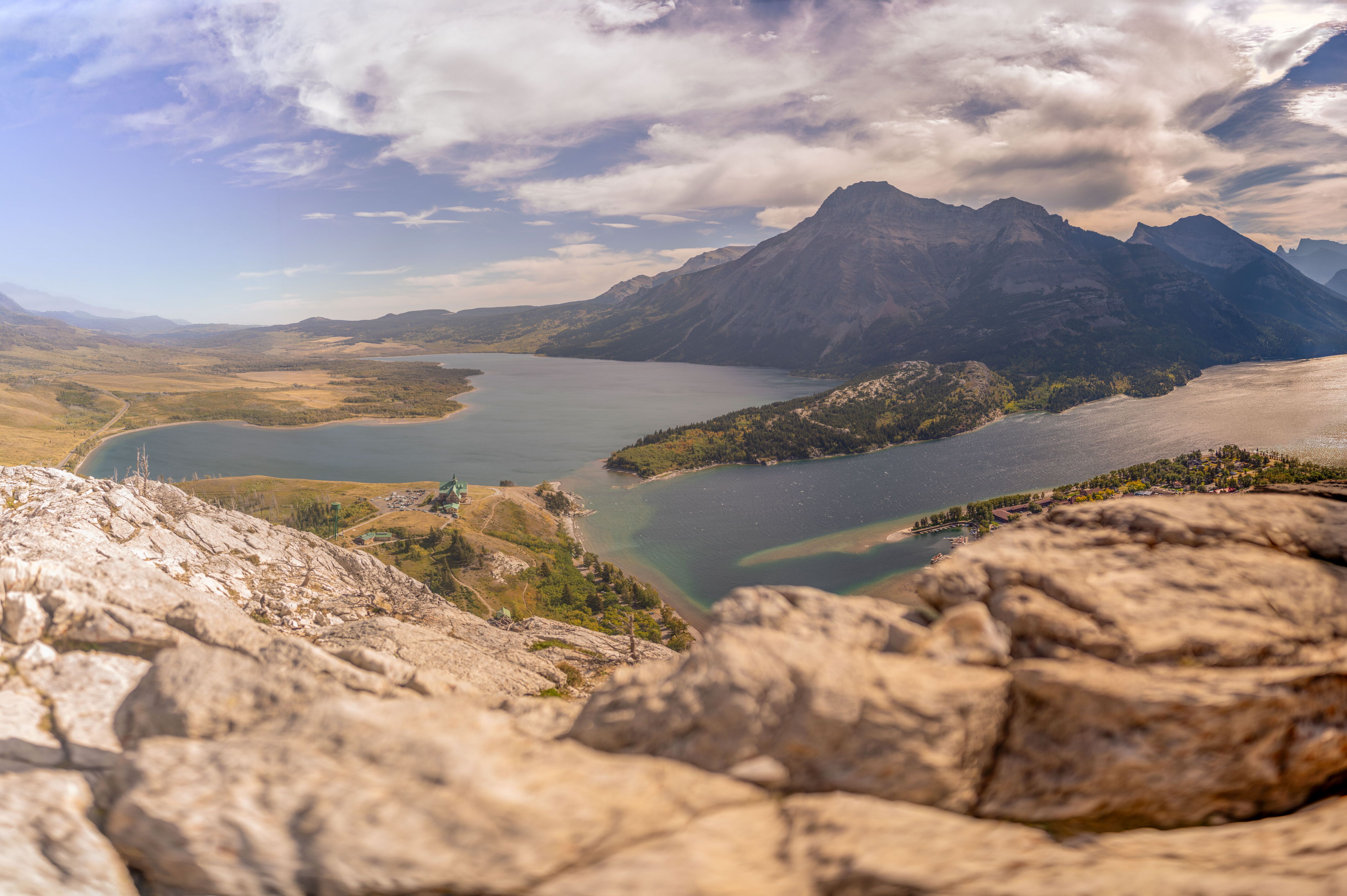 Panoramablick vom Bear's Hump Trail über den Waterton Lakes Nationalpark Panoramablick vom Bear's Hump Trail über den Waterton Lakes Nationalpark