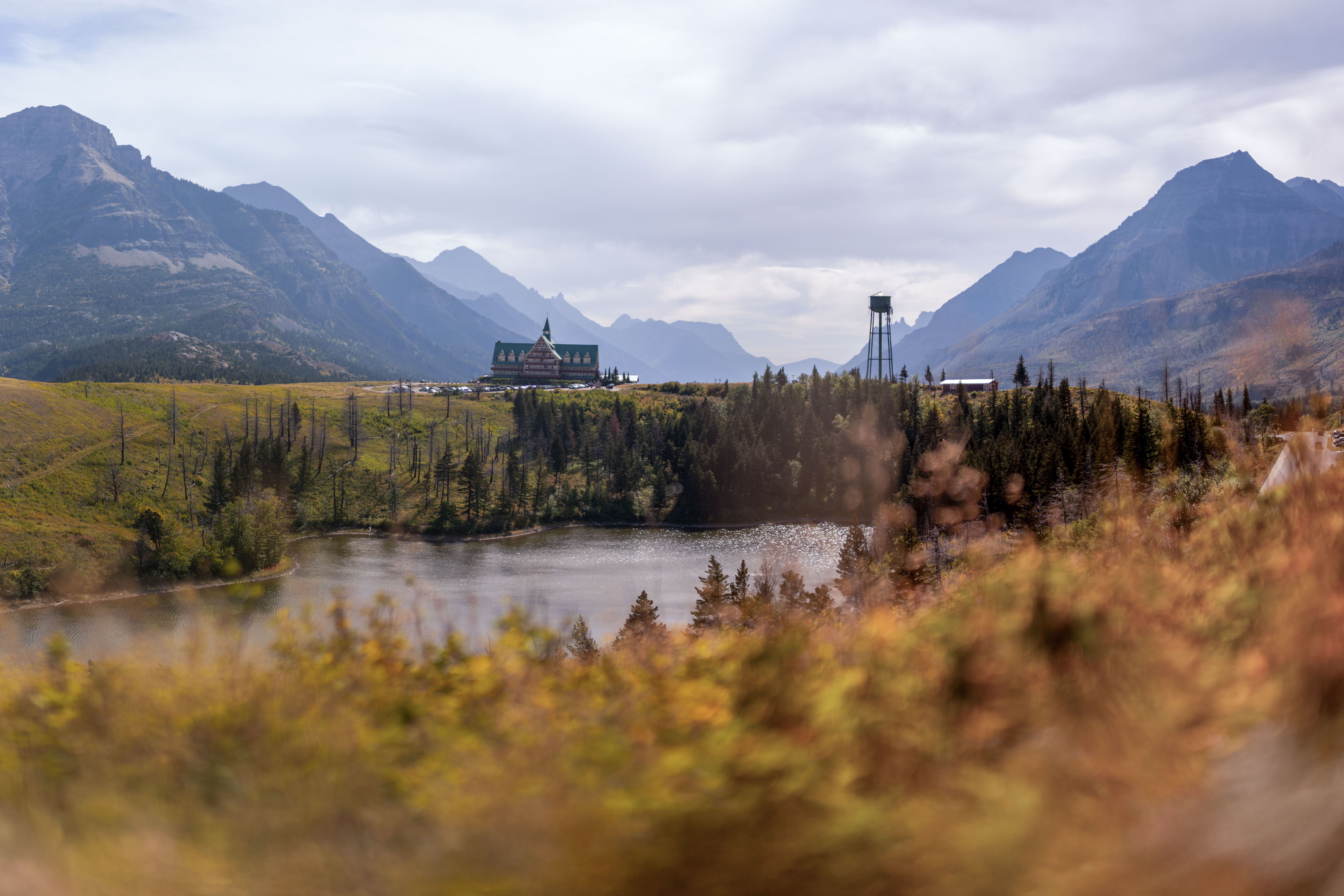 Das historische Prince of Wales Hotel thront auf einer Anhöhe am See vor der Bergkulisse des Waterton Lakes Nationalparks Das historische Prince of Wales Hotel thront auf einer Anhöhe am See vor der Bergkulisse des Waterton Lakes Nationalparks