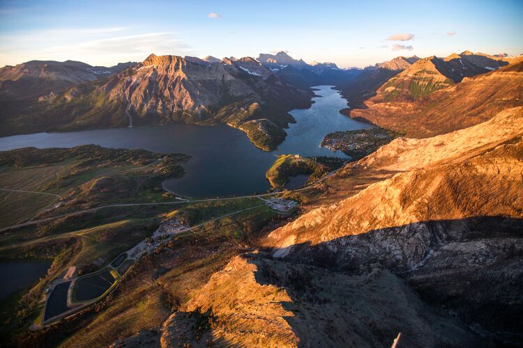 Goldener Sonnenaufgang über dem Waterton Lakes National Park