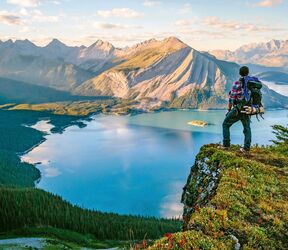 Wanderer blickt auf den Rawson Lake im Waterton Lakes National Park in Alberta