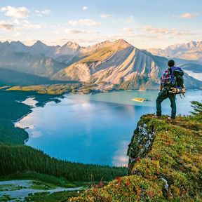 Wanderer blickt auf den Rawson Lake im Waterton Lakes National Park in Alberta