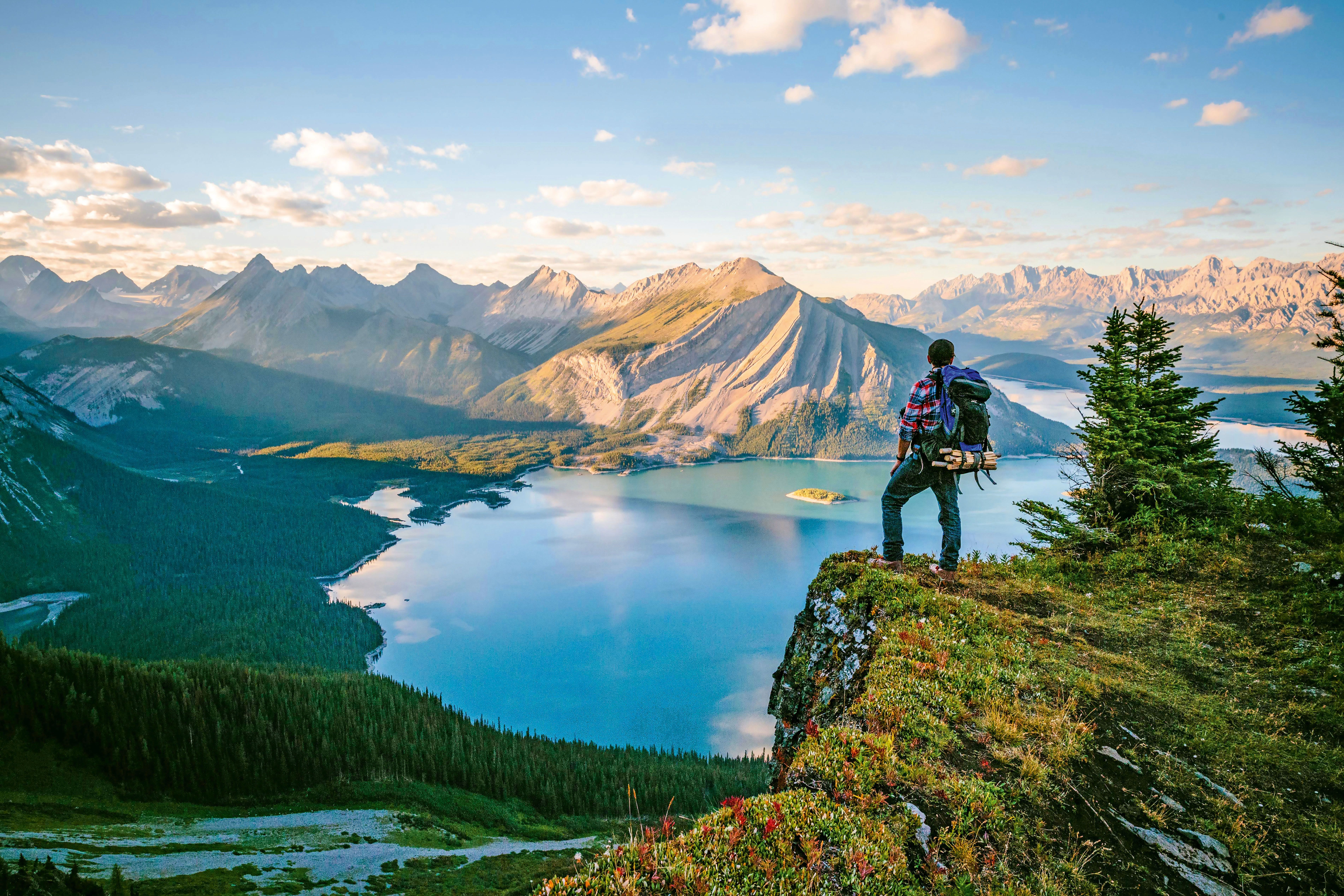 Wanderer blickt auf den Rawson Lake im Waterton Lakes National Park in Alberta