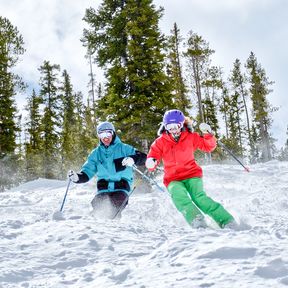 Skifahrer im Winter Park in Colorado, USA