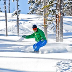 Snowboarder im Winter Park in Colorado, USA