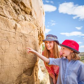 Mutter und Kind im Writing-On-Stone-Nationalpark