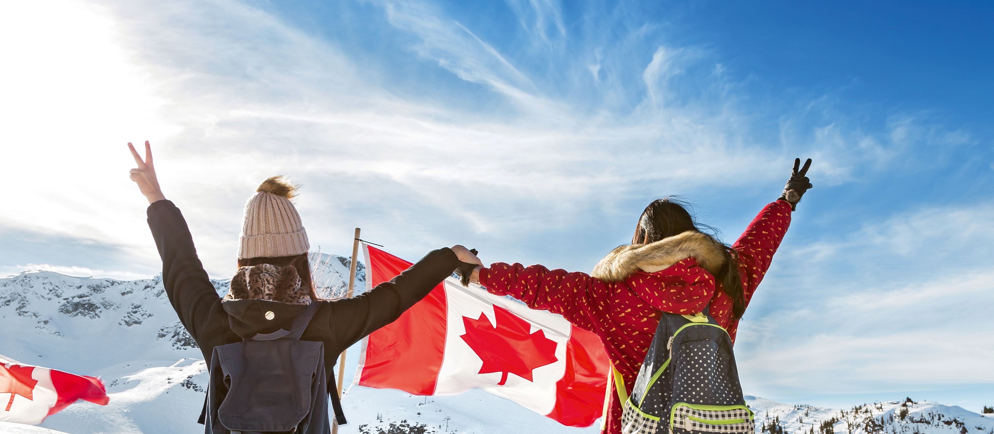 Zwei Mädchen vor einer Kanada-Flagge in Whistler
