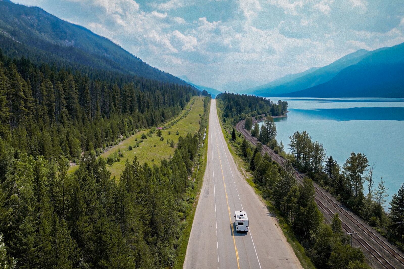 Luftbild auf einer Straße in Westkanada