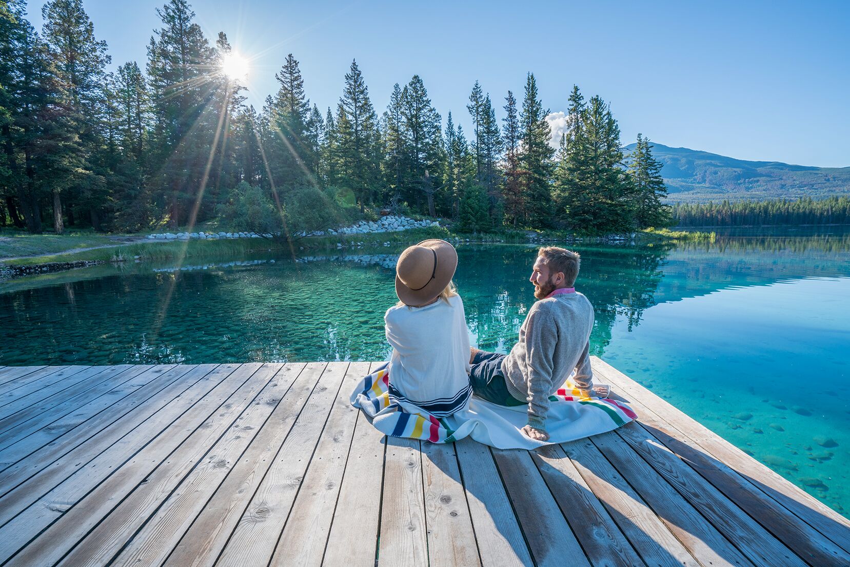 Paar sitzt am Lake Pier
