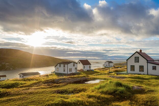 Die Sonne beleuchtet den kleinen Ort Battle Harbour in Labrador