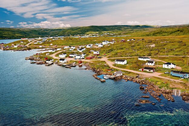 Blick auf den kleinen Ort Red Bay an der Küste von Labrador