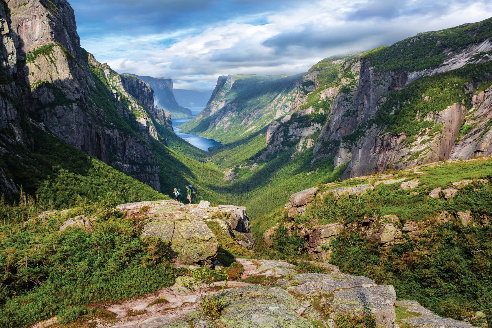 Zwei Wanderer im Gros Morne Nationalpark