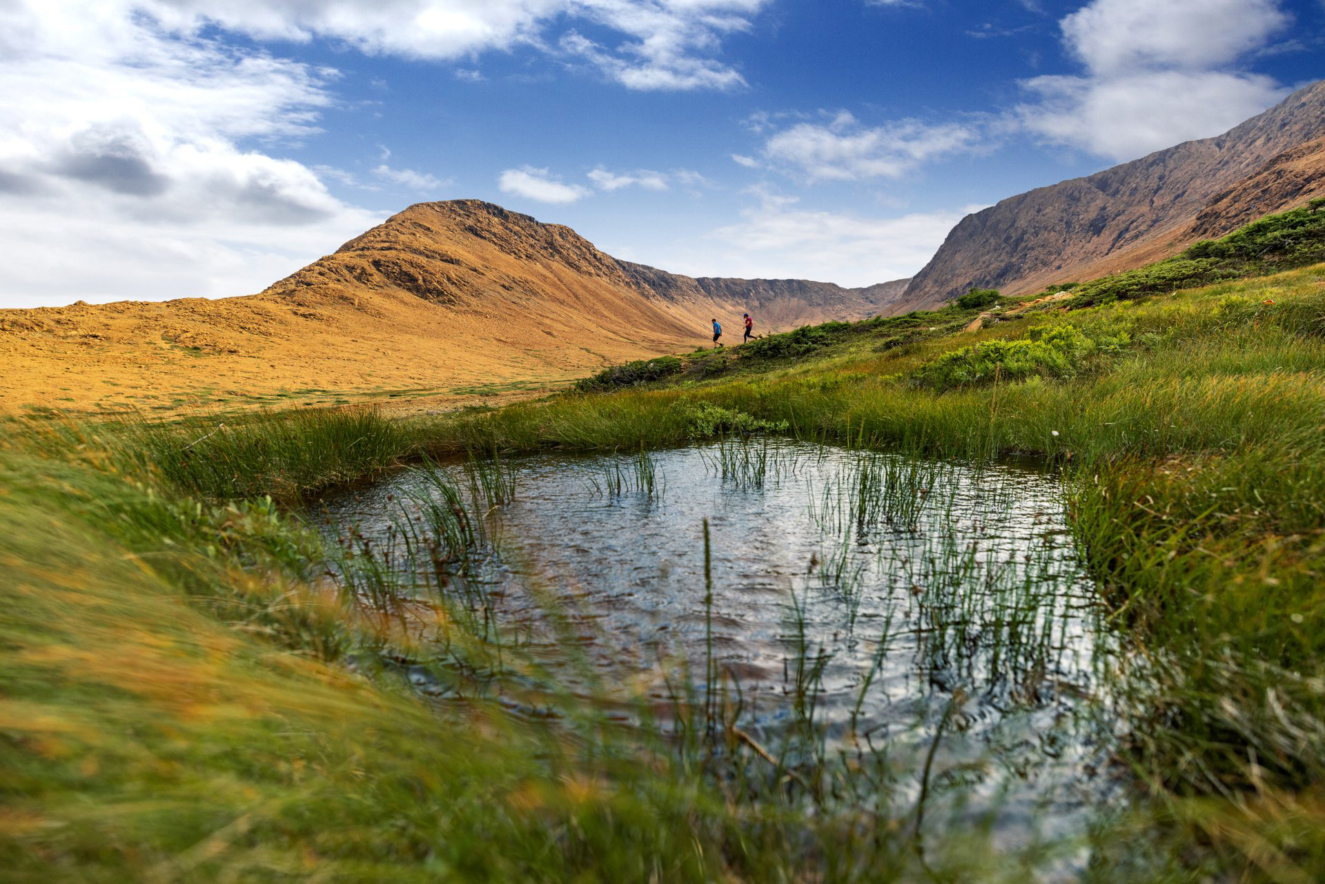 Wanderer in den Tablelands im Gros Morne Nationalpark