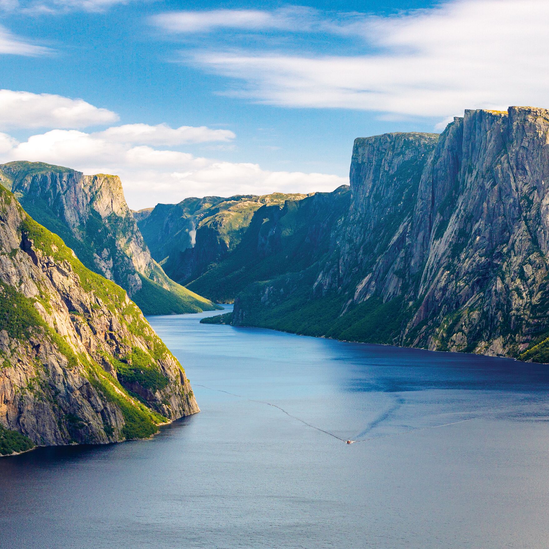 Blick auf den beeindruckenden Western Brook Pond Fjord in Neufundland