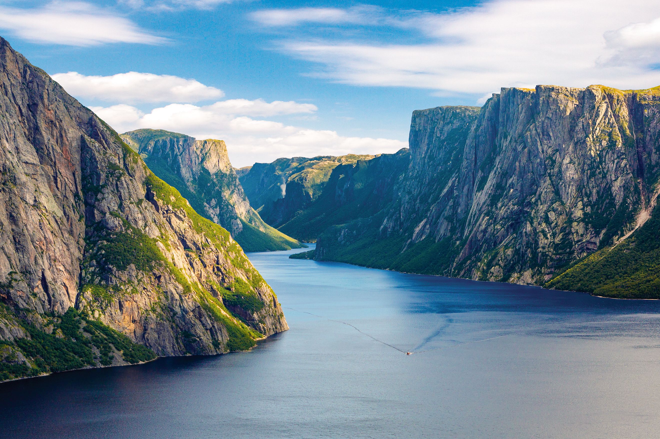 Blick auf den beeindruckenden Western Brook Pond Fjord in Neufundland