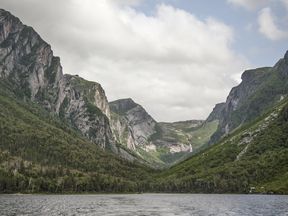 EindrÃ¼cke des Western Brook Ponds im Gros Morne Nationalpark in Neufundland