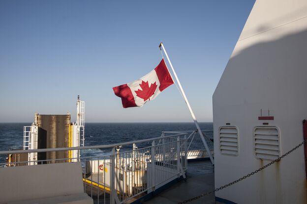 Eine Kanadische Flagge weht im Wind auf einer Marine Atlantic FÃ¤hre