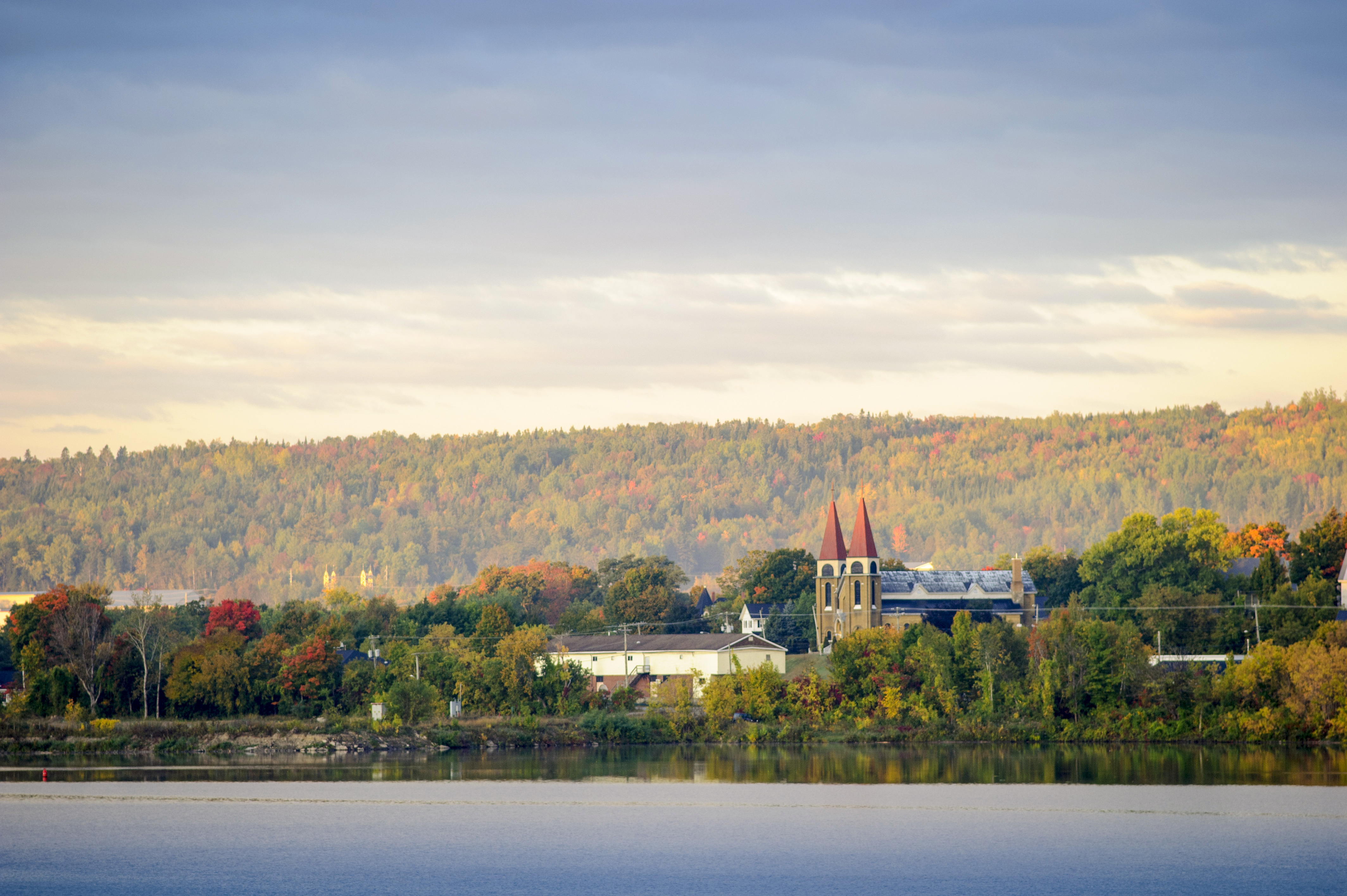 Ein farbenfroher Landschaftsstreifen bei dem Saint John River von New Brunswick