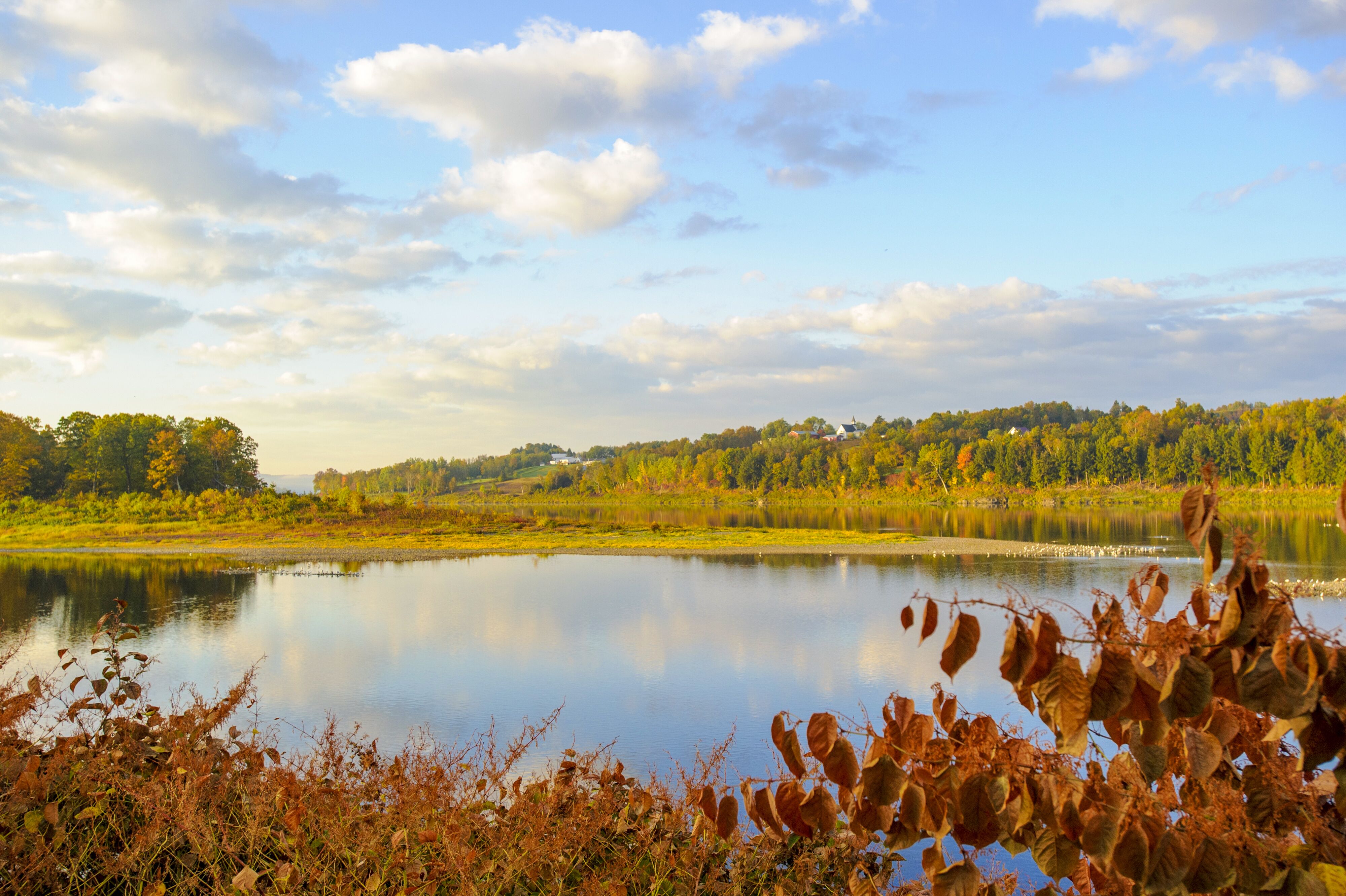Der spiegelglatte Saint John River wird umrahmt von der prachtvollen Herbst-Kulisse New Brunswicks