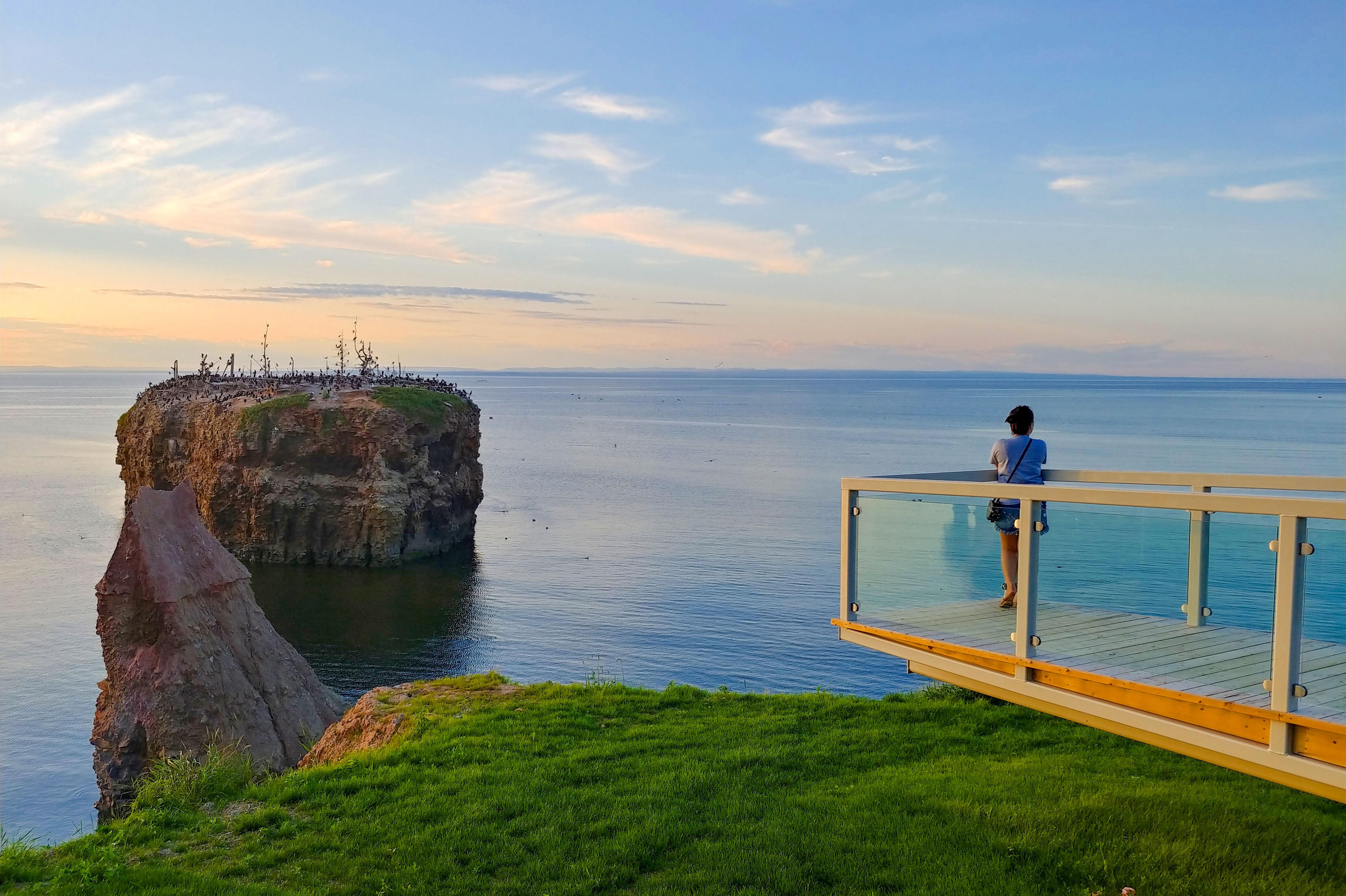 Eine Frau am Pokeshaw Rock Lookout