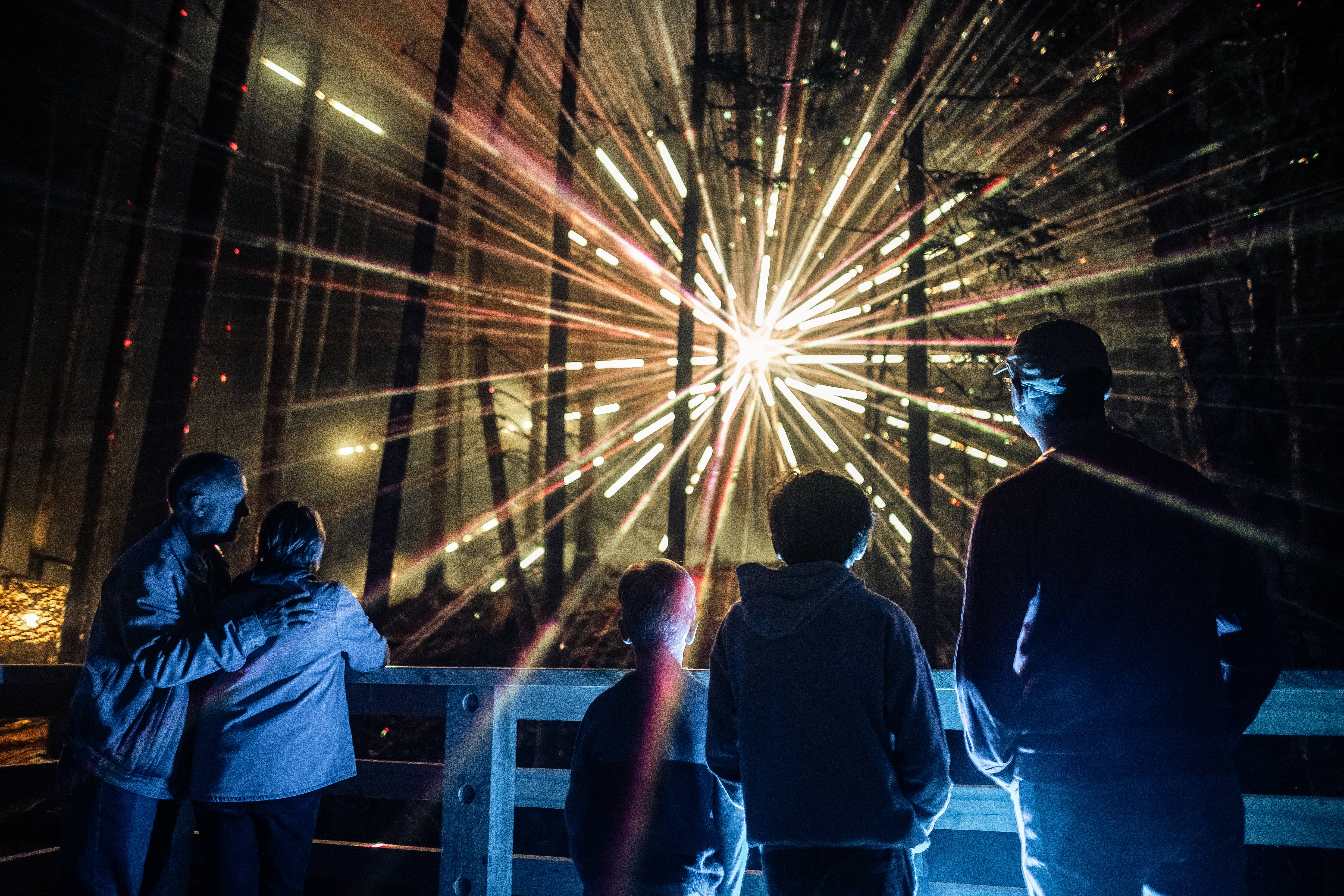 Menschen bewundern eine Lichtinstallation im Akadi Lumina