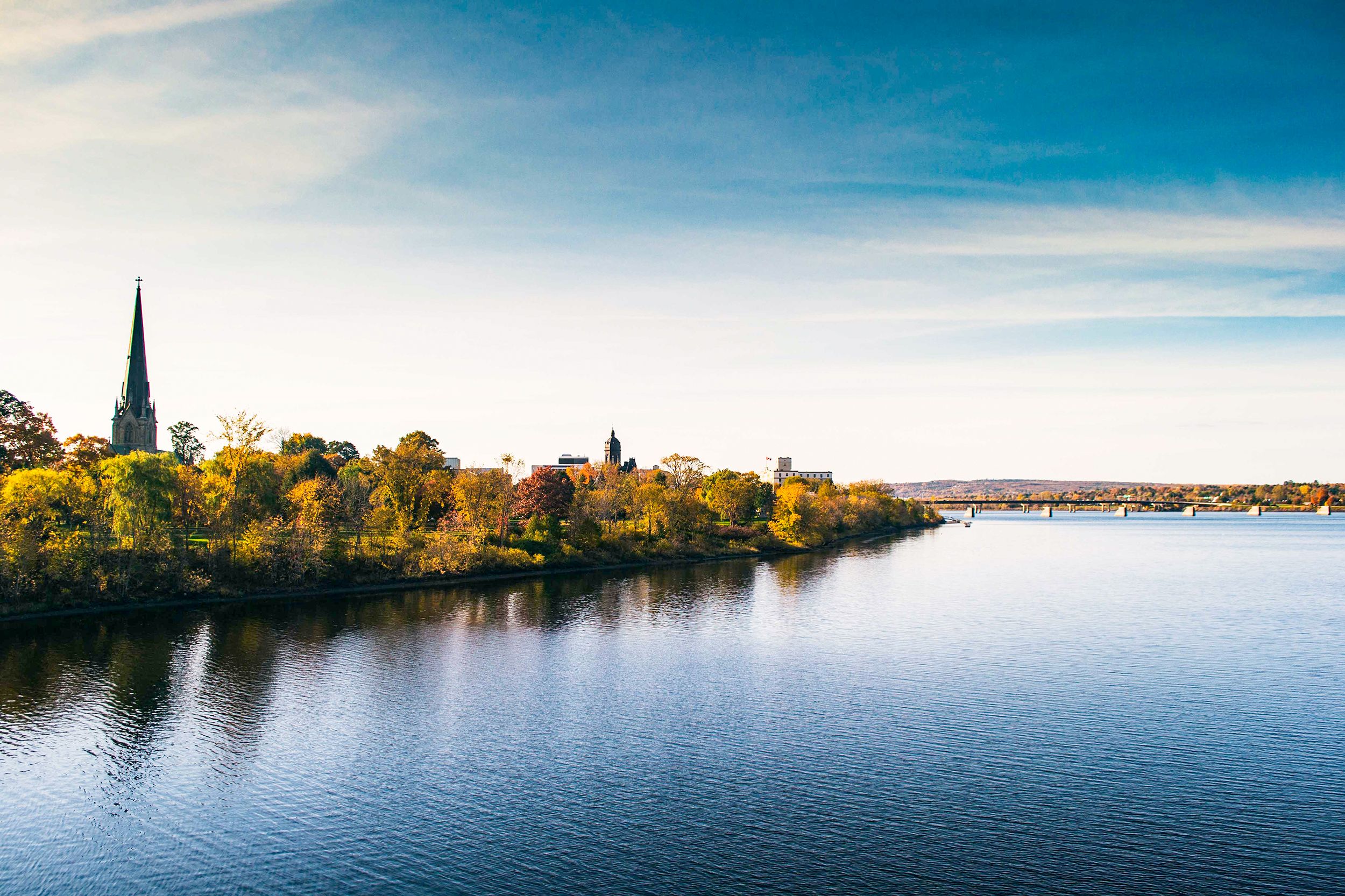 Ausblick von der Walking Bridge auf Fredericton in New Brunswick, Kanada