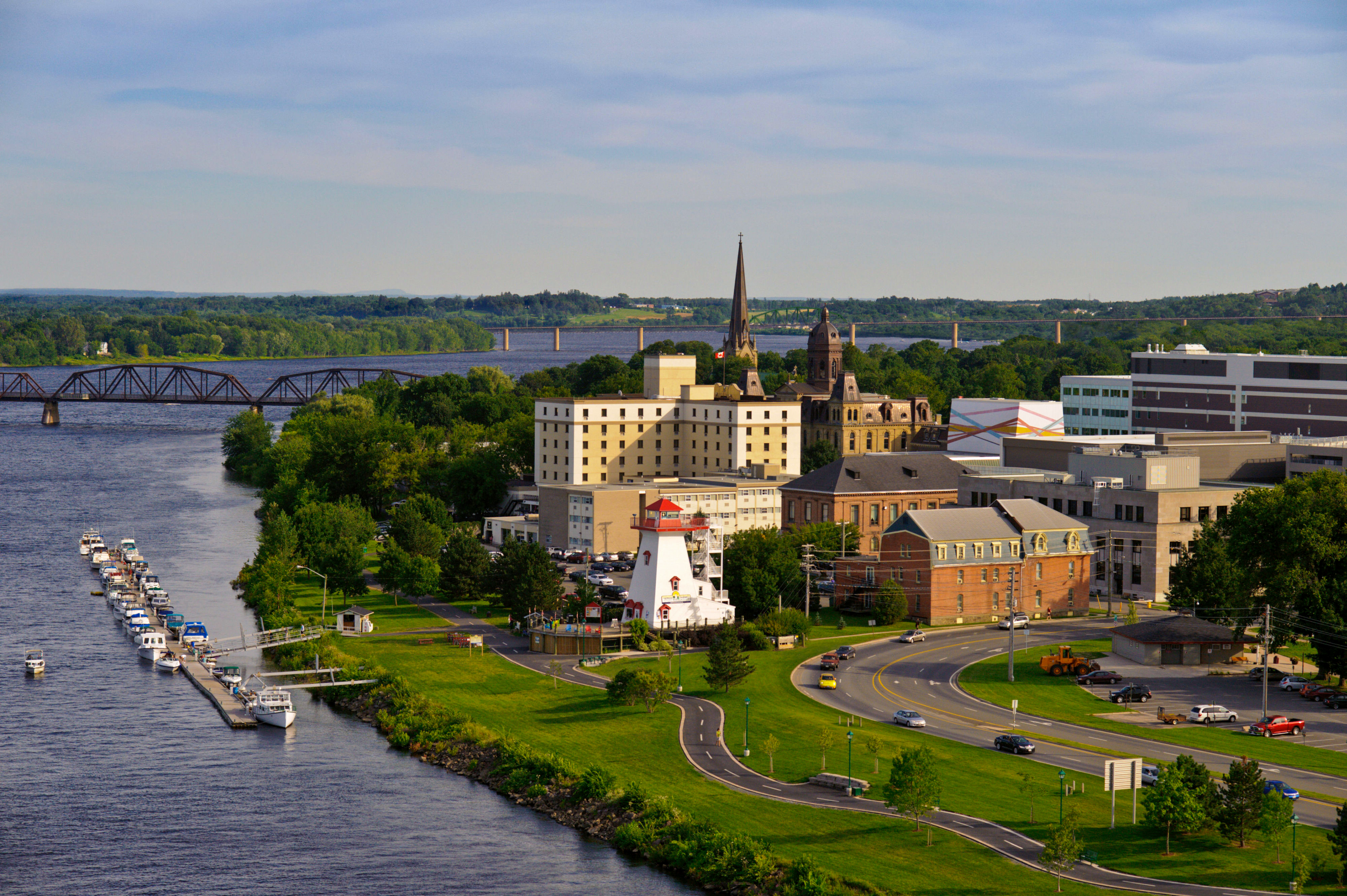 Blick auf die idyllische Skyline von Fredericton in New Brunswick