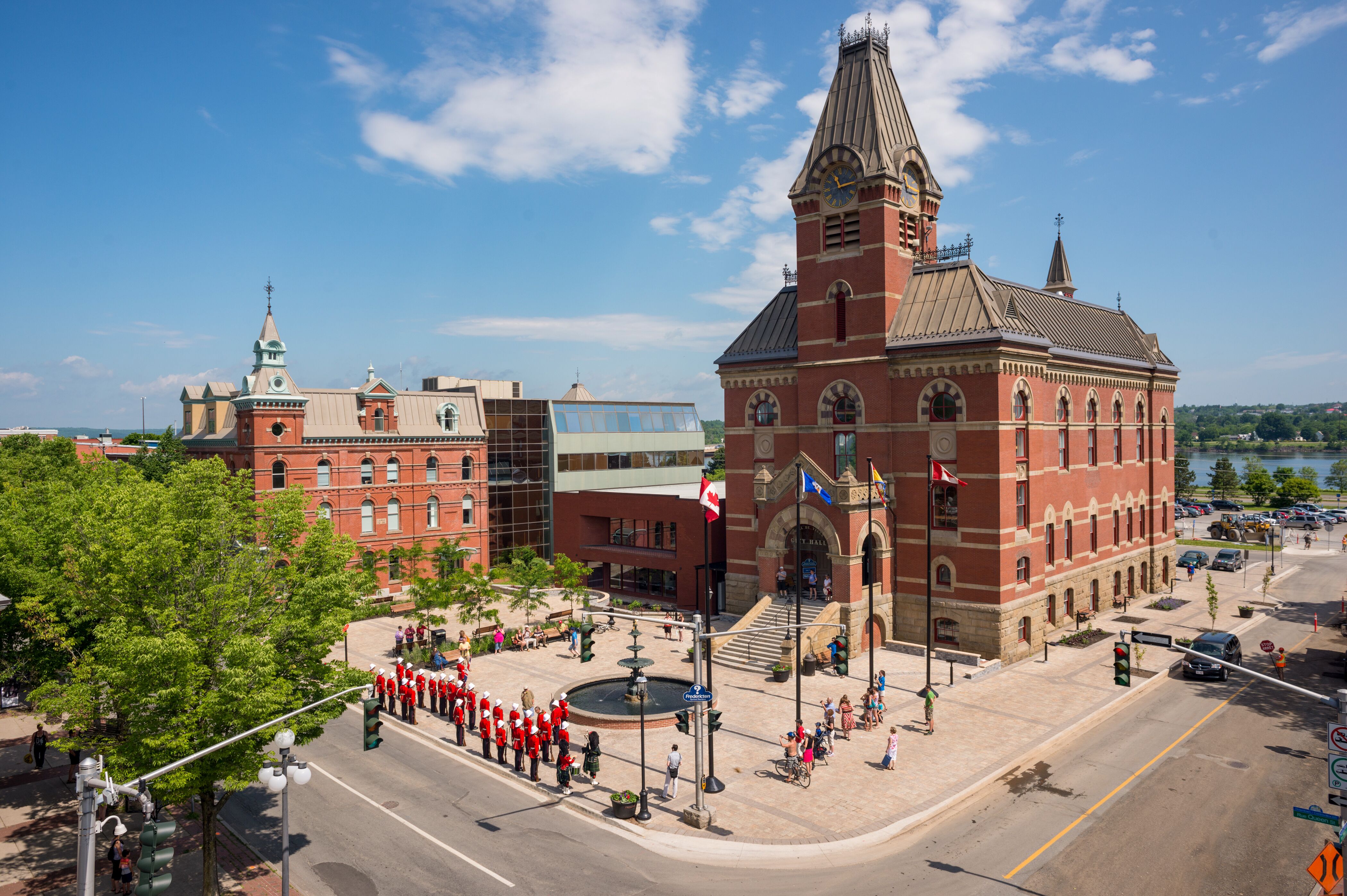 Der spannende Wachwechsel am Rathaus von Fredericton in New Brunswick