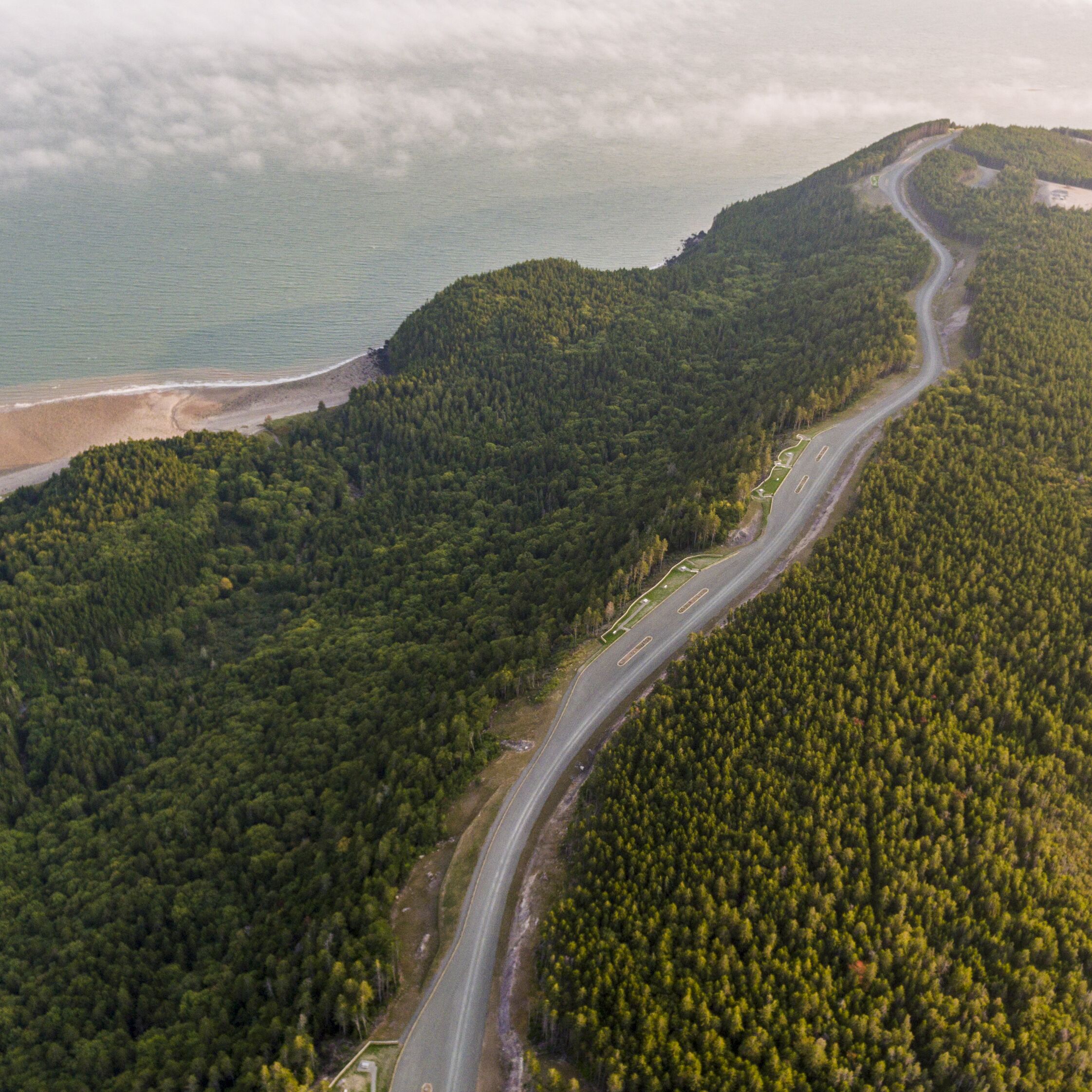 Der Fundy Parkway verläuft entlang des Seeley Beach im Fundy National Park