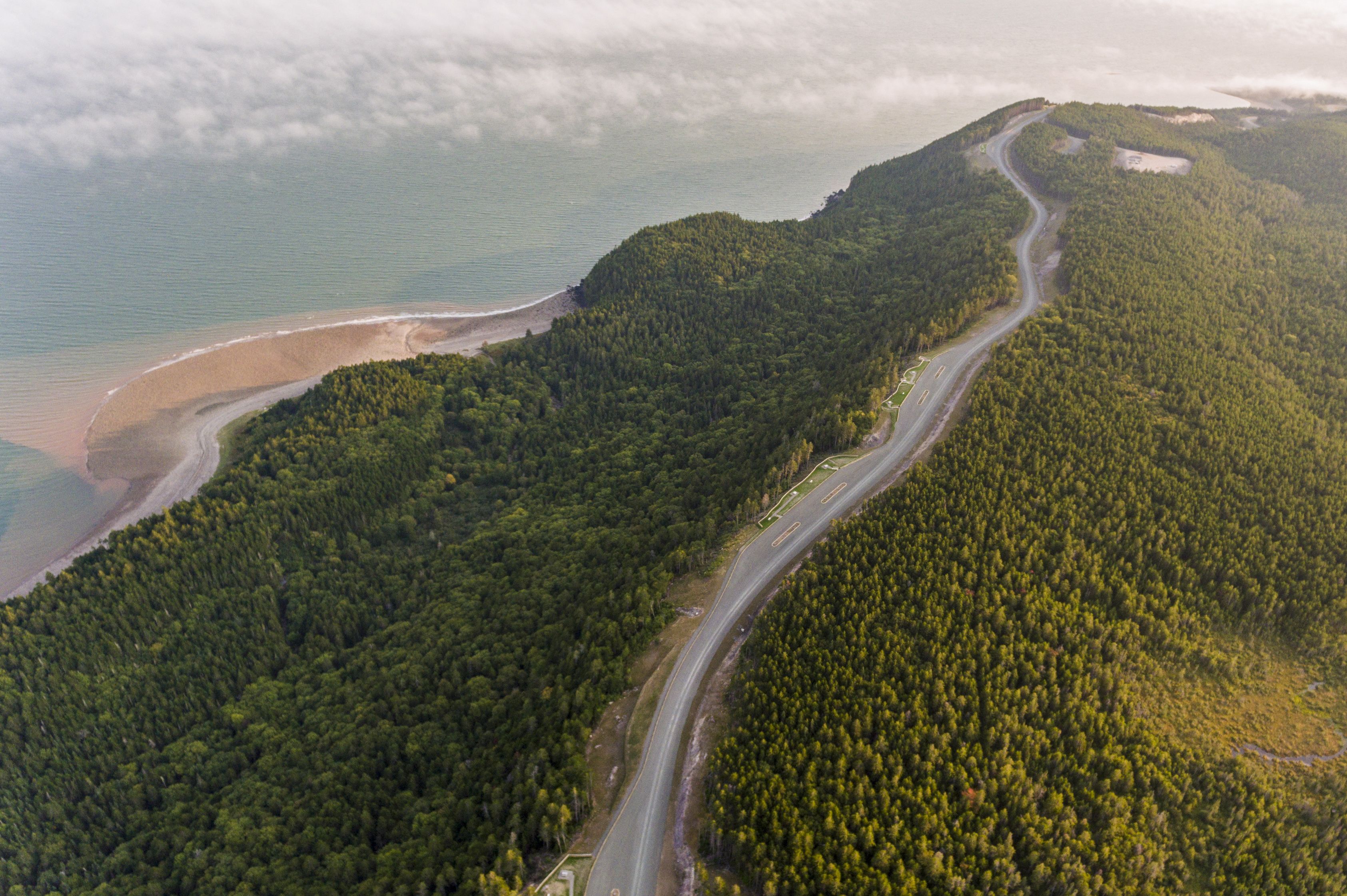 Der Fundy Parkway verläuft entlang des Seeley Beach im Fundy National Park