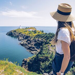 Eine Frau am Swallowtail Lighhouse auf der Insel Grand Manan in New Brunswick