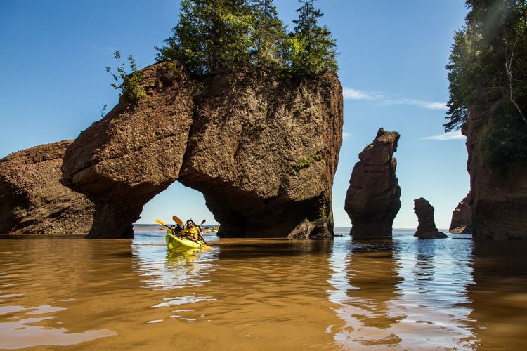 Mit dem Kayak unter den bekannten Hopewell Rocks entlang paddeln