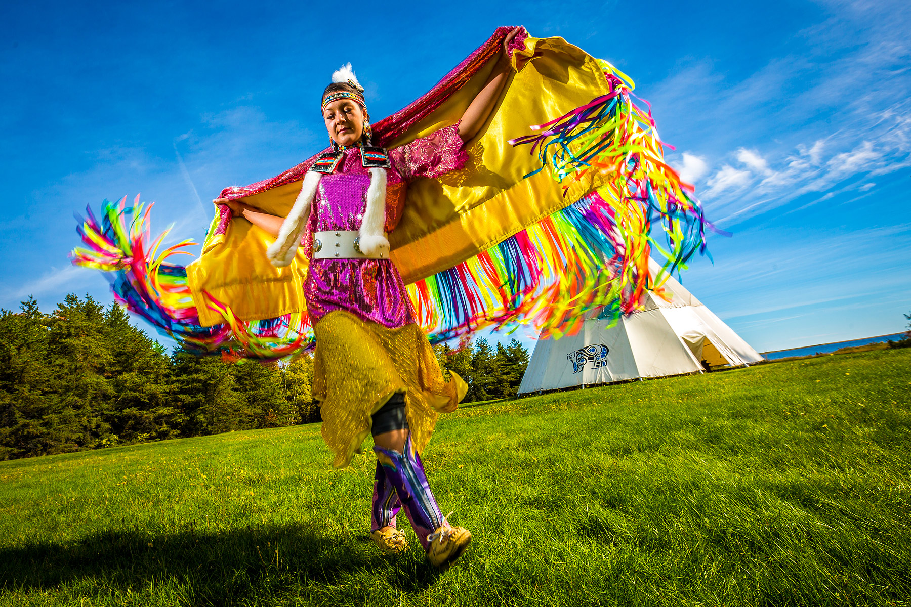 Eine Frau der First Nation tanzt bei einem Mawiomi Event im Kouchibouguac National Park in New Brunswick
