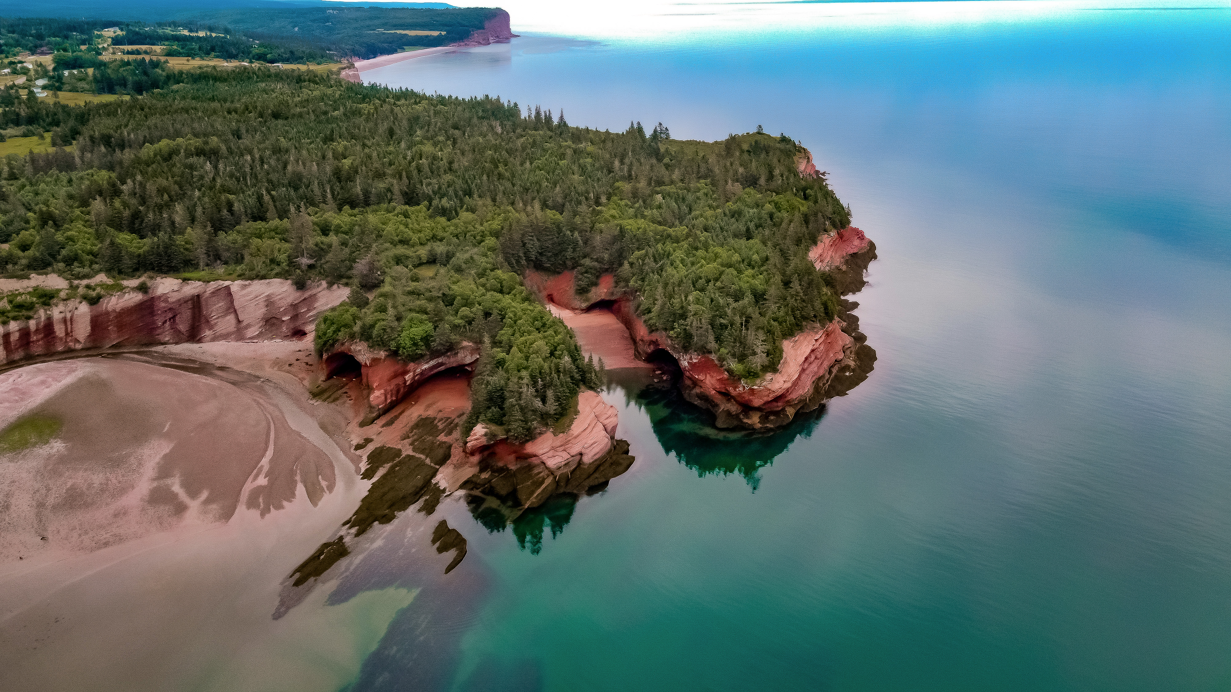Blick aus der Vogelperspektive auf eine Bucht bei St. Martins in New Brunswick