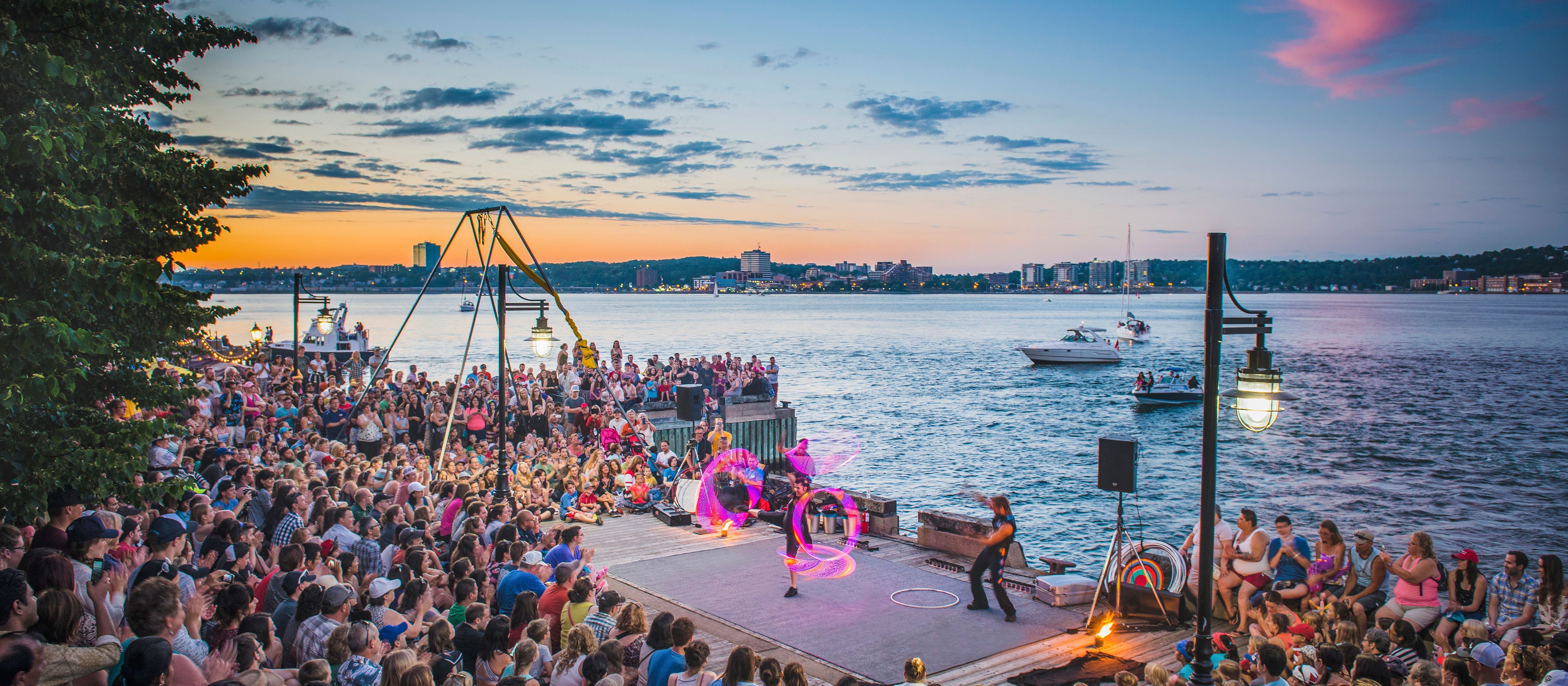 Eine Show des Halifax Busker Festivals
