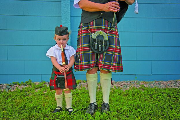 Kind in schottischer Tracht in Pictou, Nova Scotia Kind in schottischer Tracht in Pictou, Nova Scotia