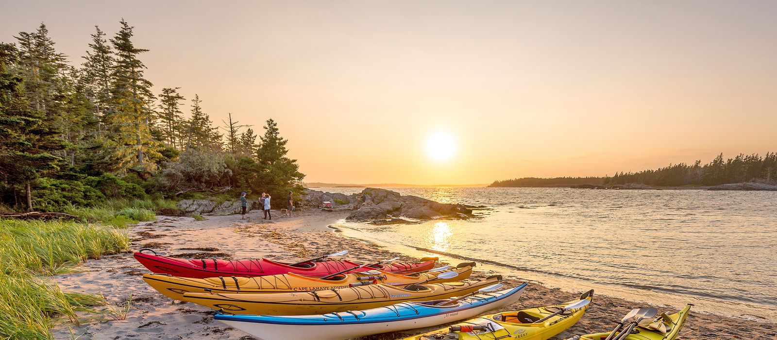 Kajaks am Strand von LaHave Islands, Nova Scotia