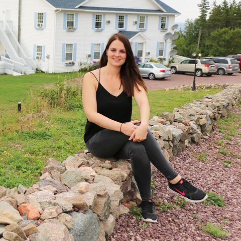 Maja vor dem Castle Rock Inn, Ingonish, Nova Scotia
