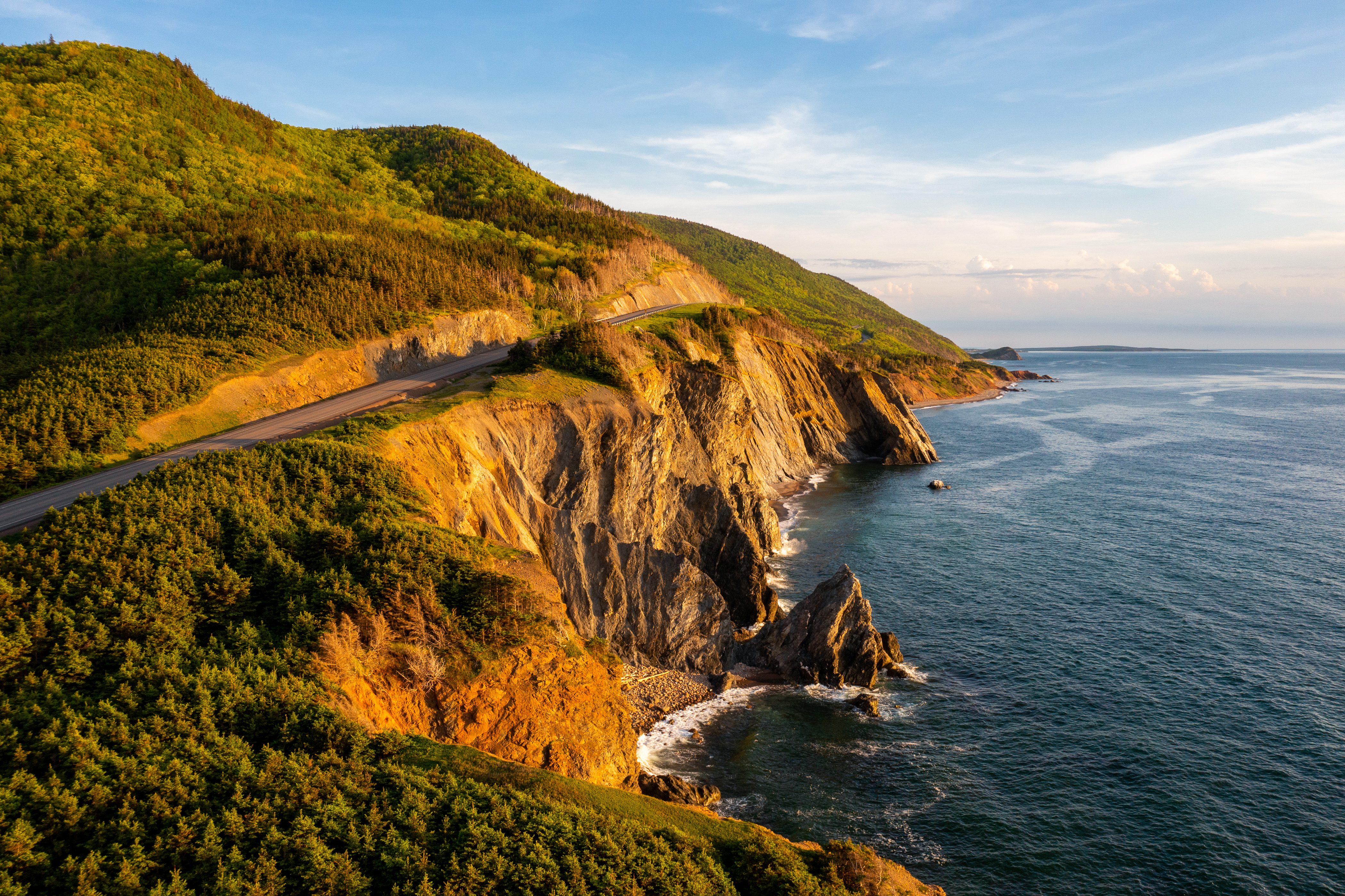 Die Sonne bescheint den faszinierenden Cabot Trail in Nova Scotia