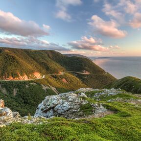 Ausblick vom Skyline Trail auf den gewundenen Cabot Trail im Cape Breton Highlands Nationalpark in Nova Scotia