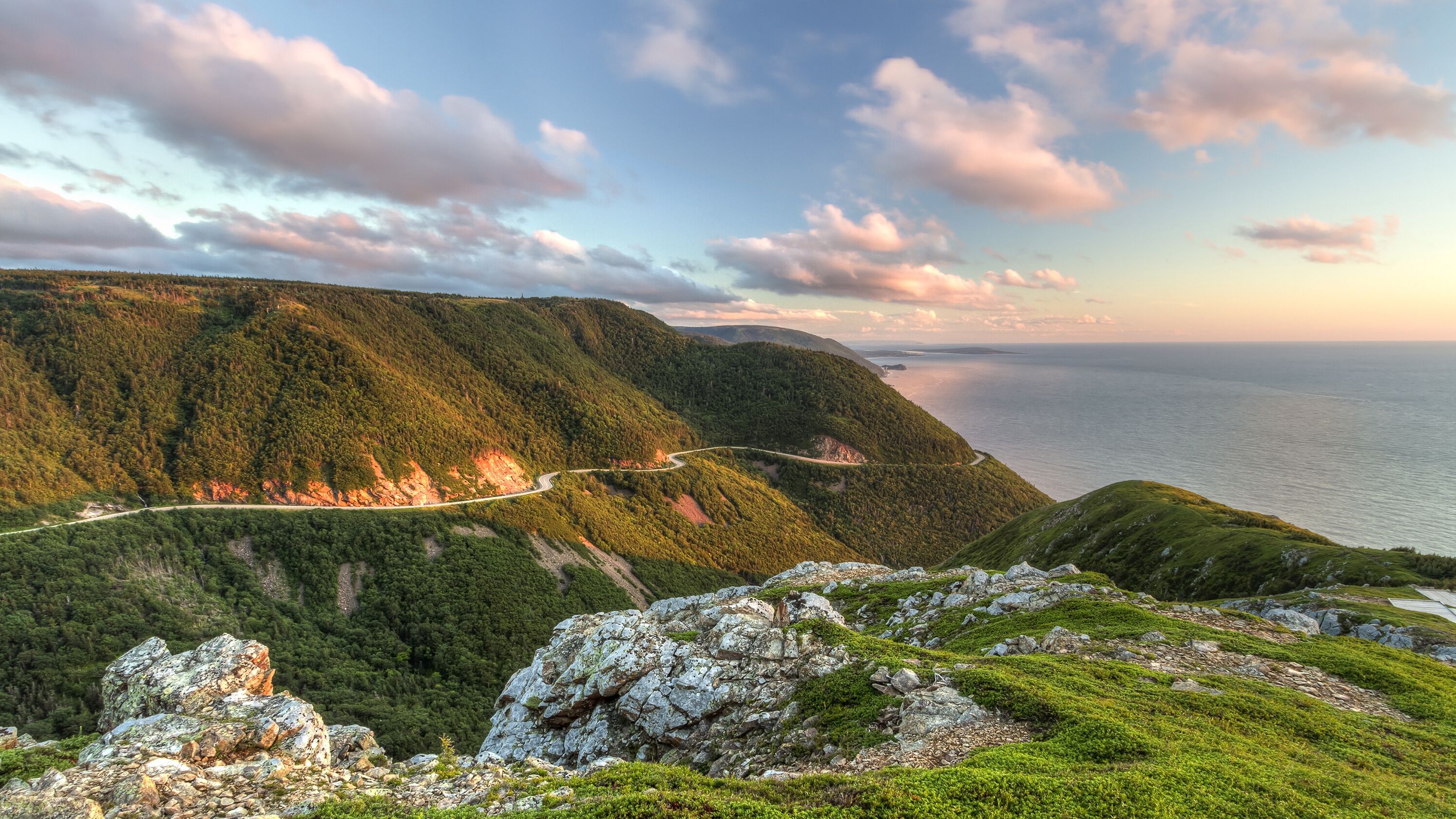 Ausblick vom Skyline Trail auf den gewundenen Cabot Trail im Cape Breton Highlands Nationalpark in Nova Scotia Ausblick vom Skyline Trail auf den gewundenen Cabot Trail im Cape Breton Highlands Nationalpark in Nova Scotia
