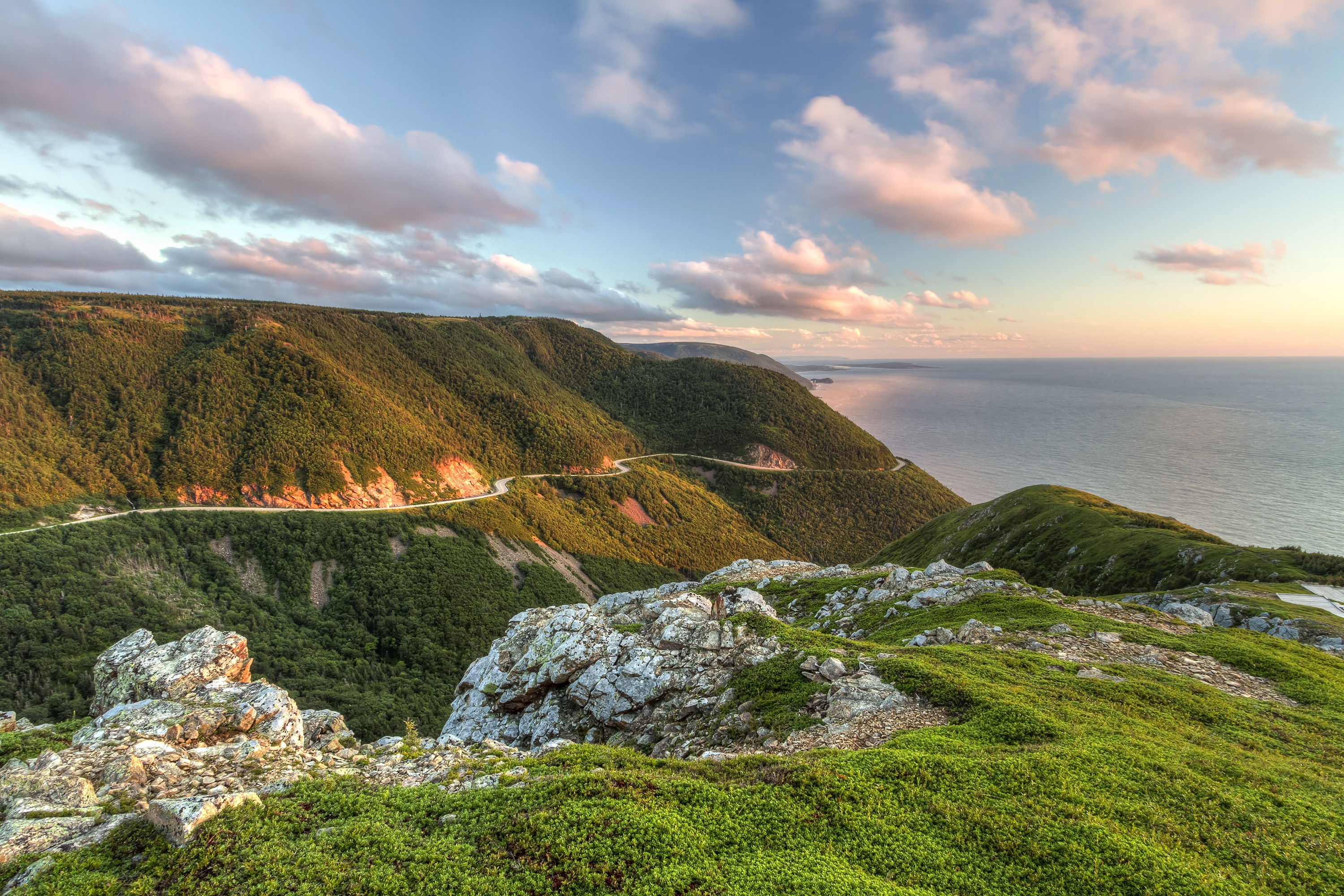 Ausblick vom Skyline Trail auf den gewundenen Cabot Trail im Cape Breton Highlands Nationalpark in Nova Scotia