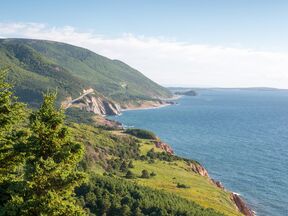 Blick über den malerisschen Cape Breton Highlands Nationalpark in Nova Scotia
