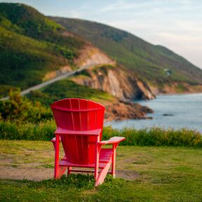 Rot leuchtender Adirondack Stuhl in Cape Breton Island