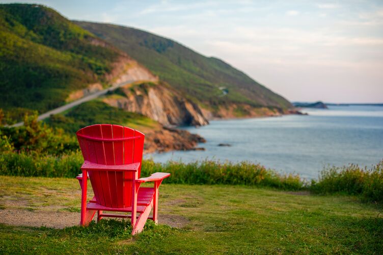 Rot leuchtender Adirondack Stuhl in Cape Breton Island