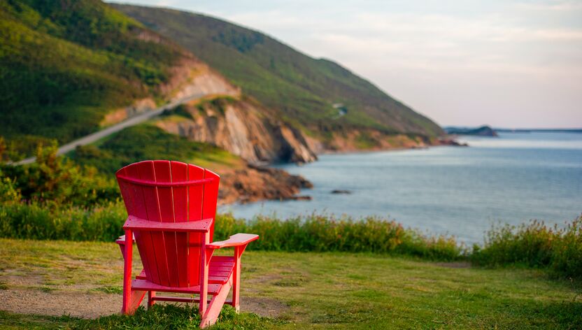 Rot leuchtender Adirondack Stuhl in Cape Breton Island Rot leuchtender Adirondack Stuhl in Cape Breton Island