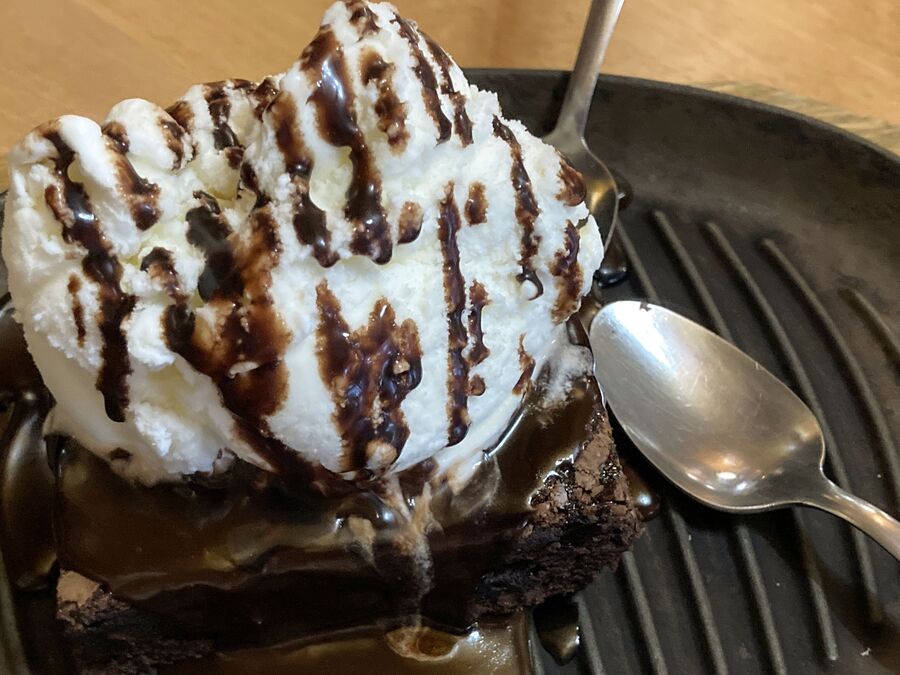 Schokokuchen mit Sahne im Coastal Restaurant and Pub