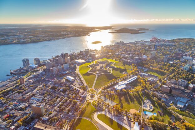 Eine Luftaufnahme der kanadischen Stadt Halifax in Nova Scotia